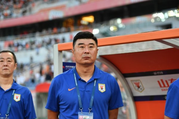 足球报：泰山队防守体系存在明显问题，轮换因夏窗未补强遭遇困扰