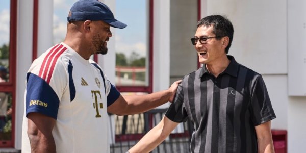 与孔帕尼交流合影！拜仁官博：欢迎中国男足主教练邵佳一到访