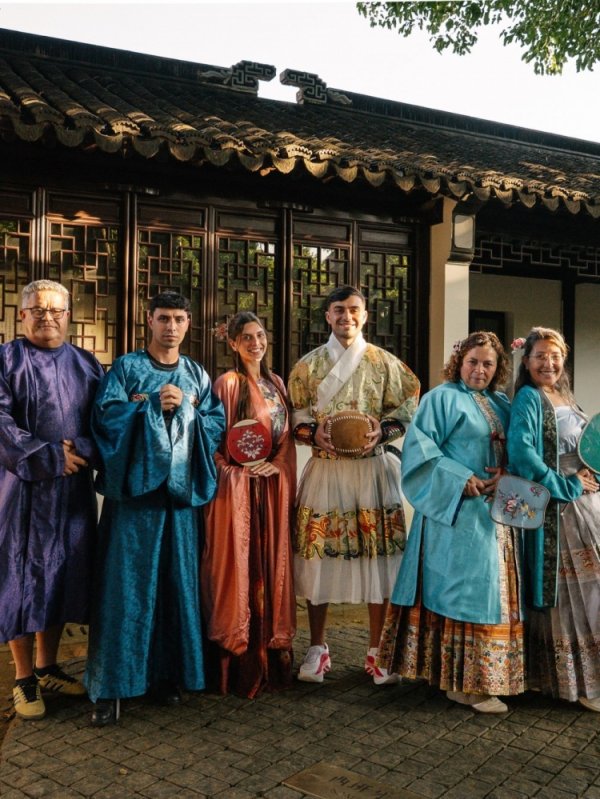 大赞！世体：佩德里中国行为苏超开球+穿汉服+体验蹴鞠，备受欢迎