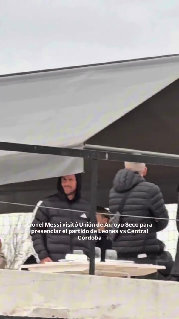 全是人！梅西带儿子看阿丙，场外球迷围得水泄不通，梅西微笑挥手