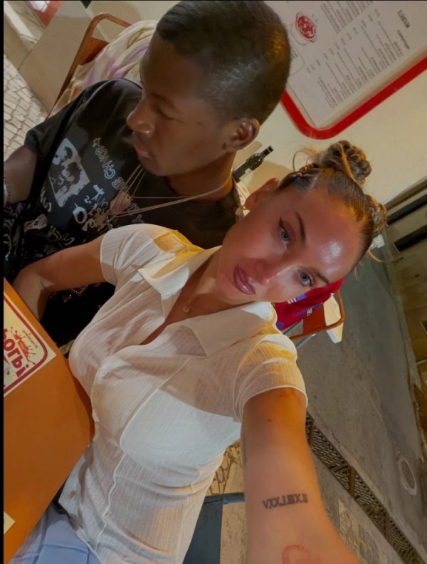 太阳报：斯科尔斯女儿与男友度假，社媒晒身穿比基尼自拍照
