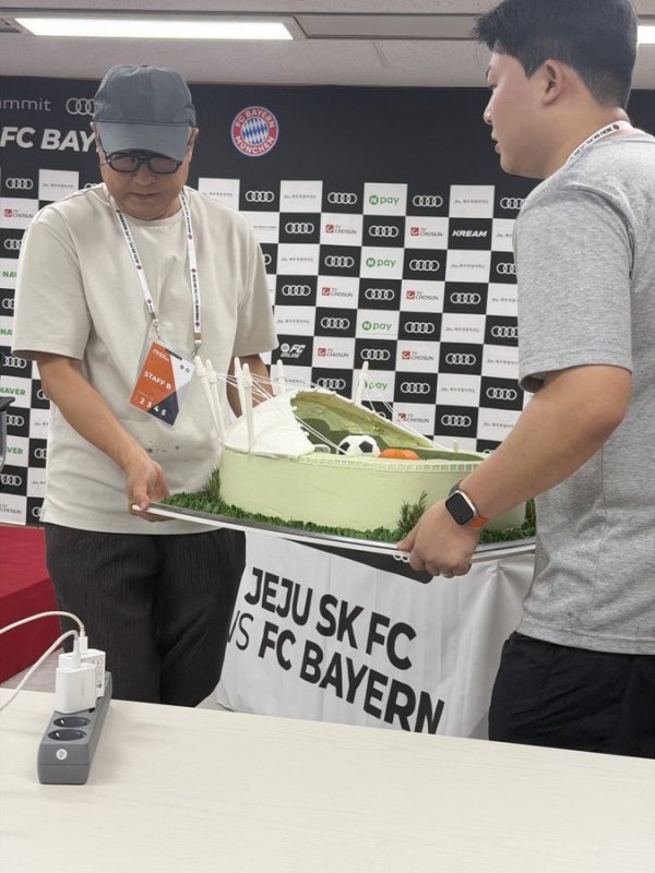 济州SK向拜仁赠送球场造型蛋糕，明日两队将踢友谊赛